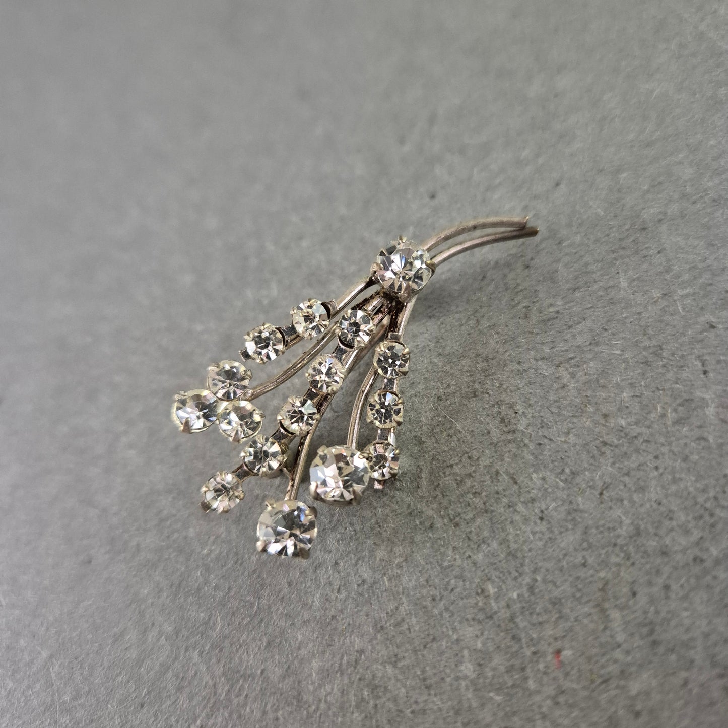 Glitzernde Vintage-Brosche mit Kristallstrass – Blumenstrauß-Design