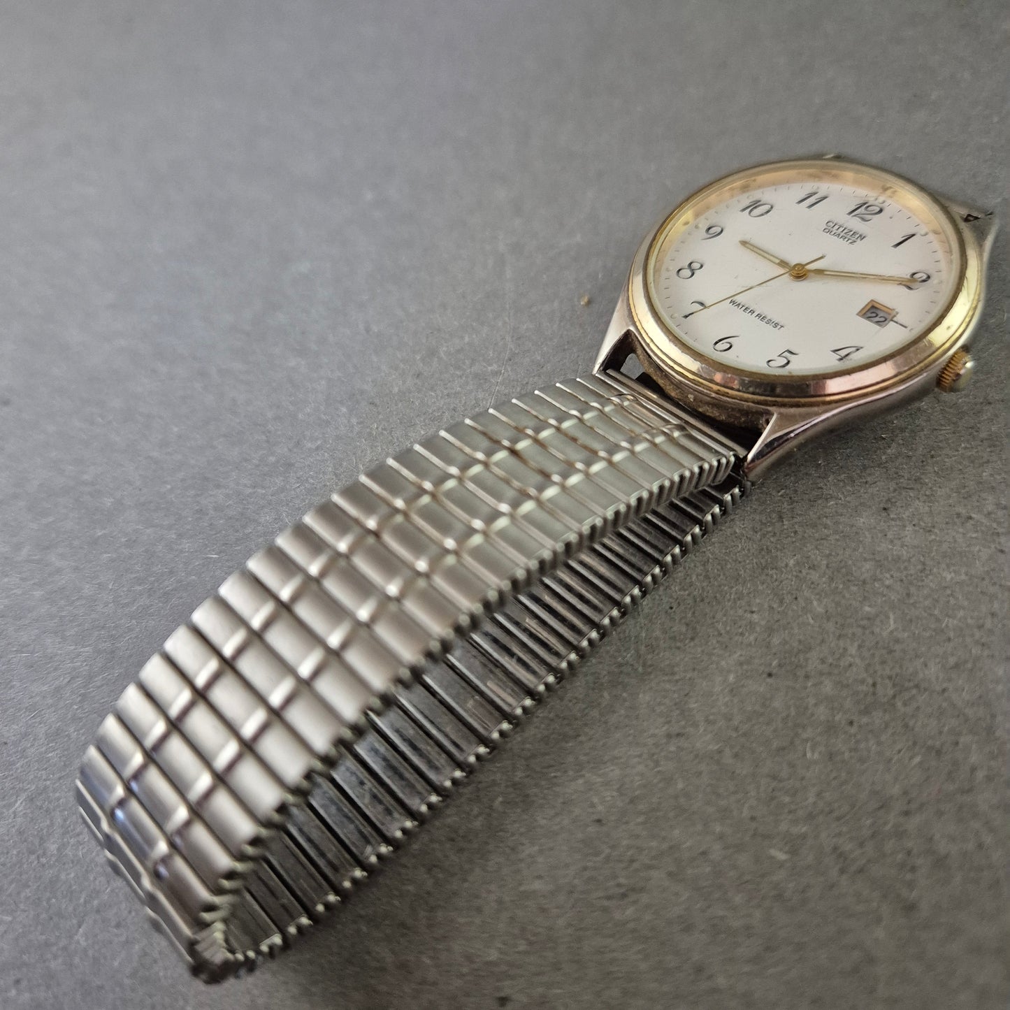 Klassische Citizen Quartz Herrenuhr - Datum & Edelstahl Band