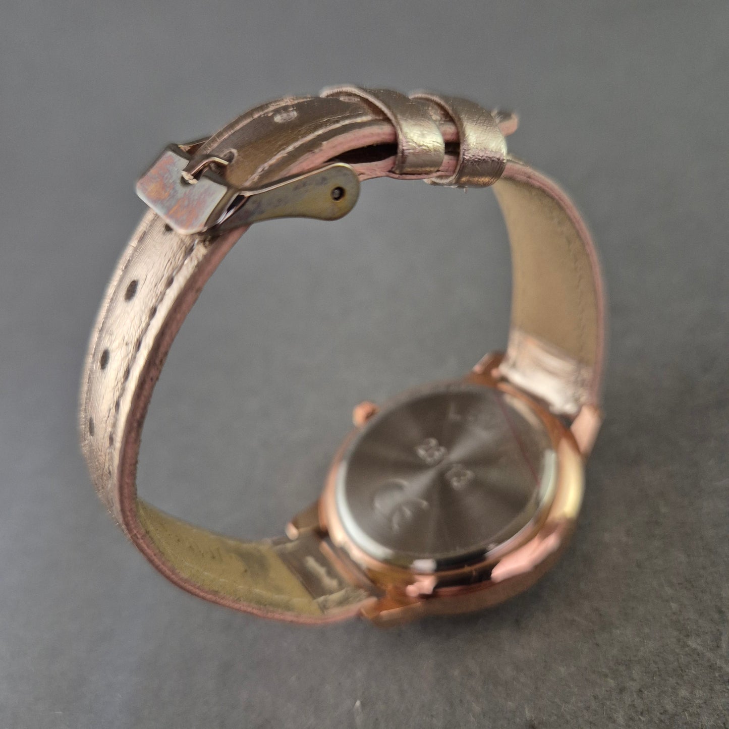 Modische LBVYR Damen Uhr – Roségoldfarben & Schlichtes Zifferblatt