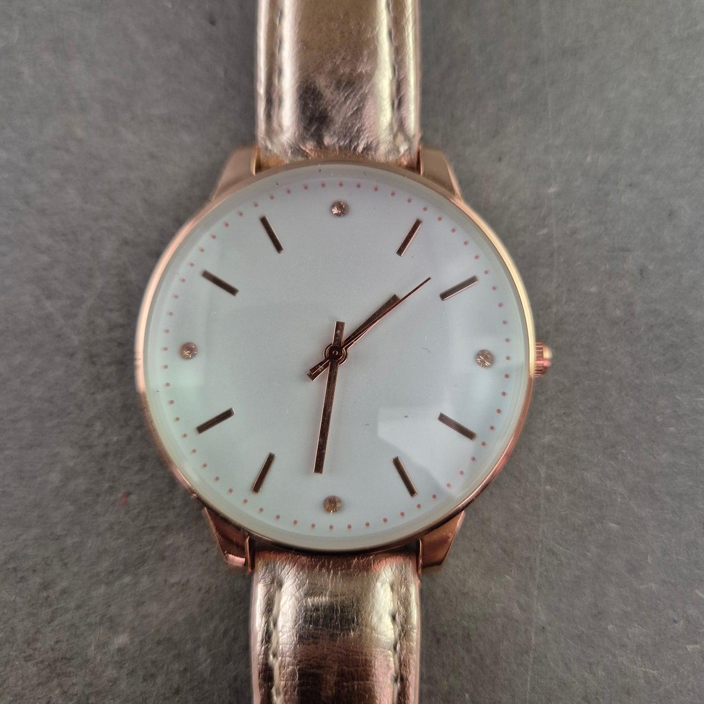 Modische LBVYR Damen Uhr – Roségoldfarben & Schlichtes Zifferblatt