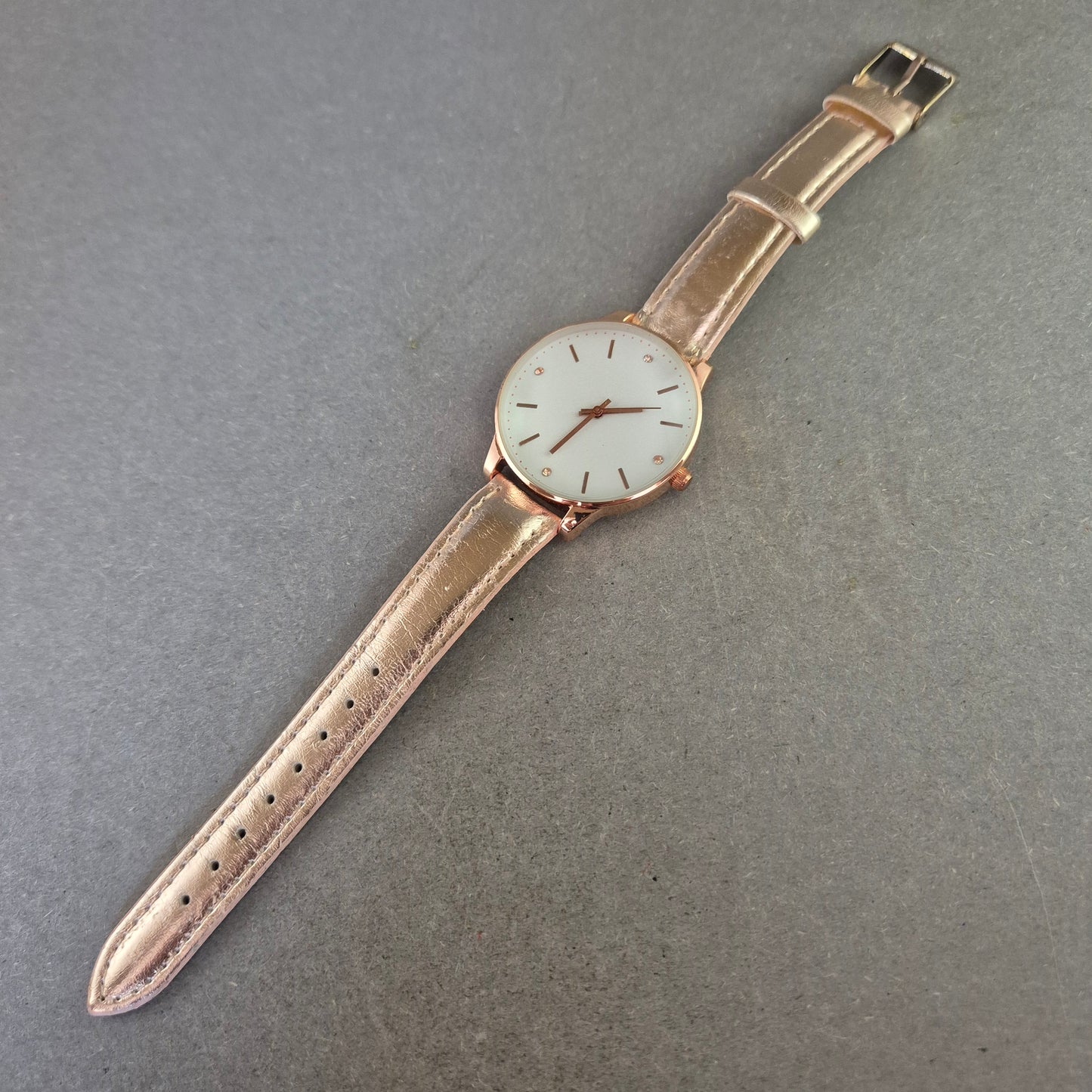 Modische LBVYR Damen Uhr – Roségoldfarben & Schlichtes Zifferblatt