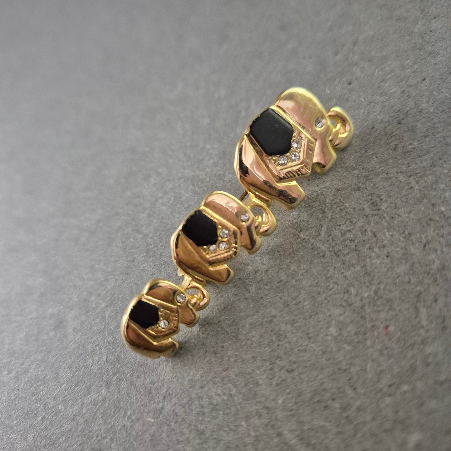 Vintage Brosche Elefantenreihe – Goldfarben, Schwarz & Strass
