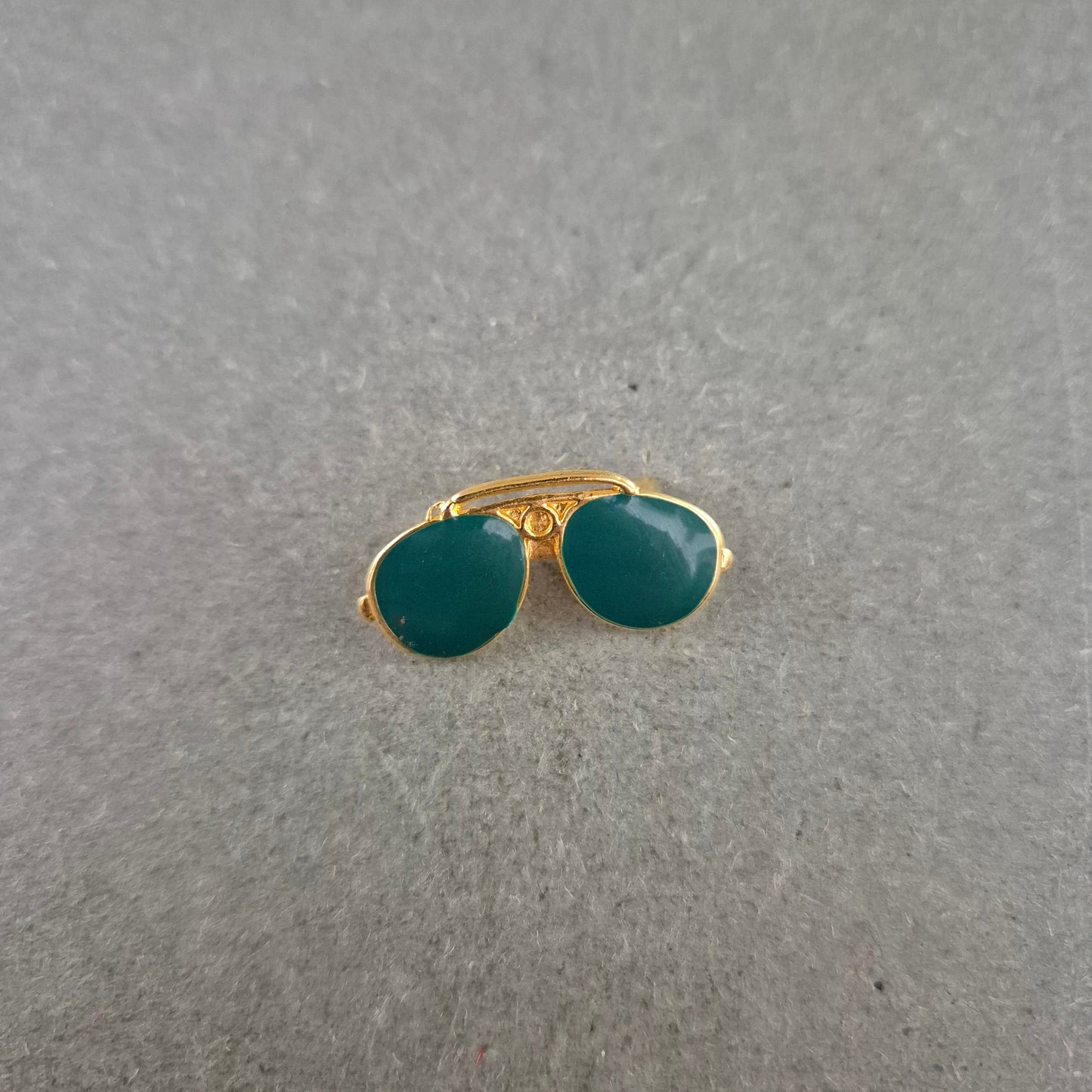 Retro Sonnenbrillen Brosche Türkisgrün – Goldfarbenes Design
