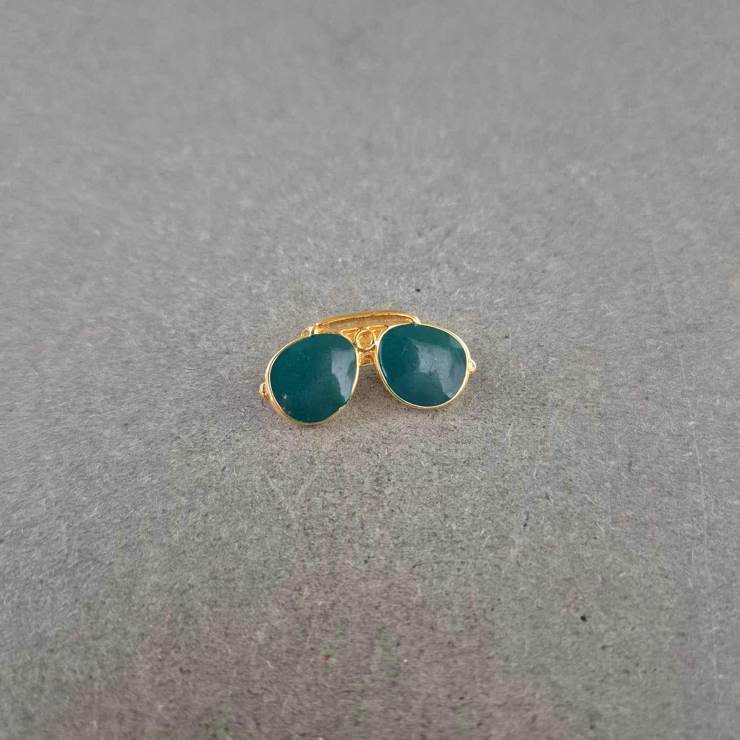Retro Sonnenbrillen Brosche Türkisgrün – Goldfarbenes Design