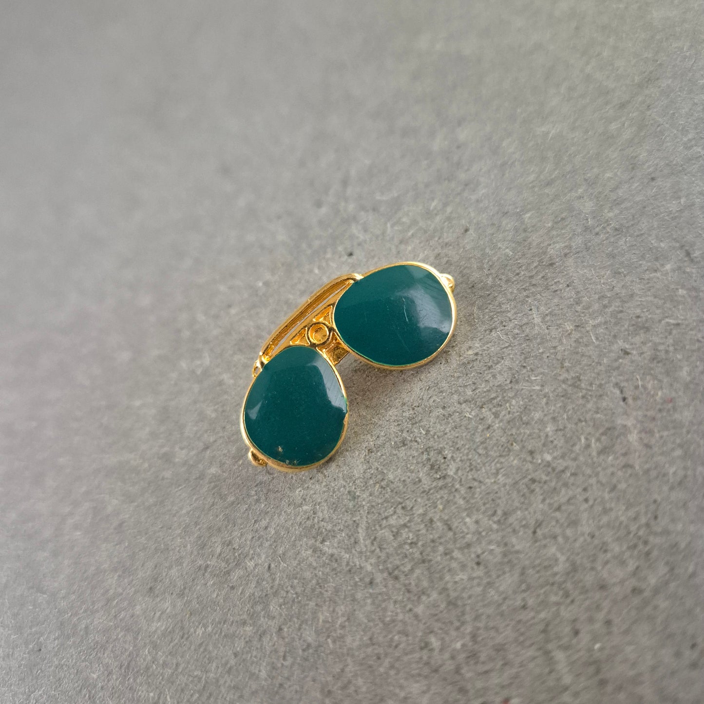 Retro Sonnenbrillen Brosche Türkisgrün – Goldfarbenes Design