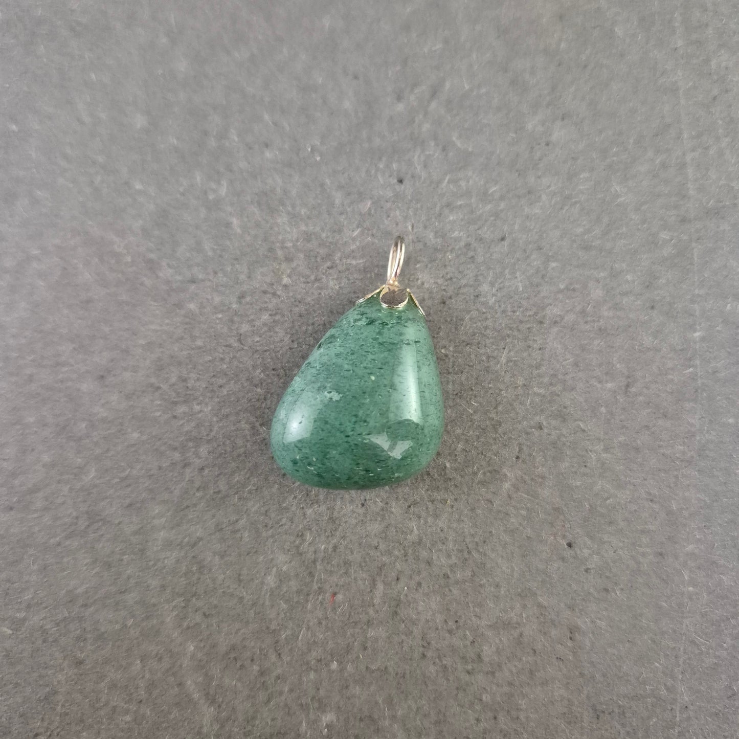 Grüner Vintage Herz-Anhänger – Glatter Stein & Silberfarben