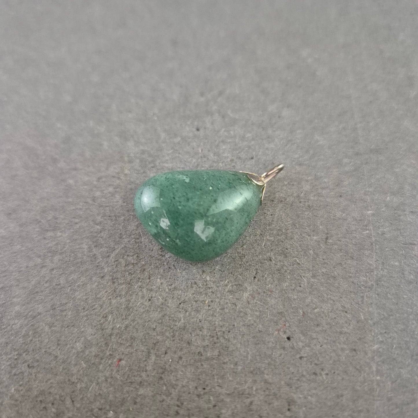 Grüner Vintage Herz-Anhänger – Glatter Stein & Silberfarben