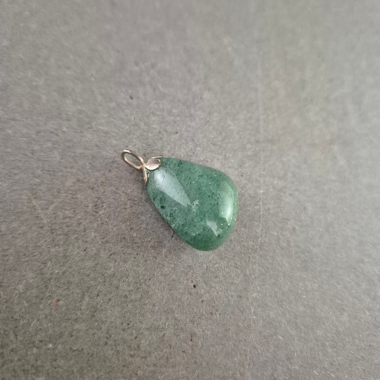 Grüner Vintage Herz-Anhänger – Glatter Stein & Silberfarben