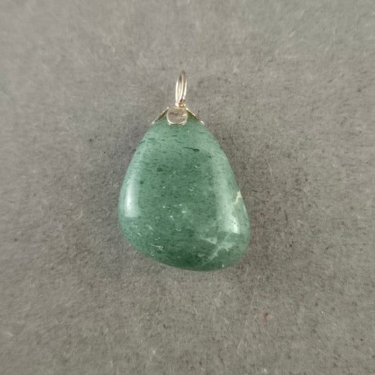 Grüner Vintage Herz-Anhänger – Glatter Stein & Silberfarben