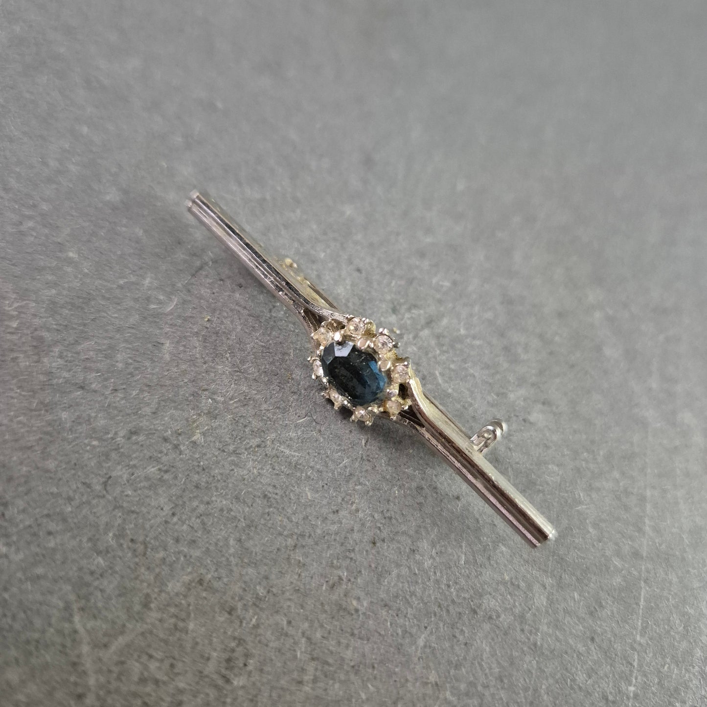 Elegante Vintage Bar Brosche Silberfarben mit Dunklem Stein