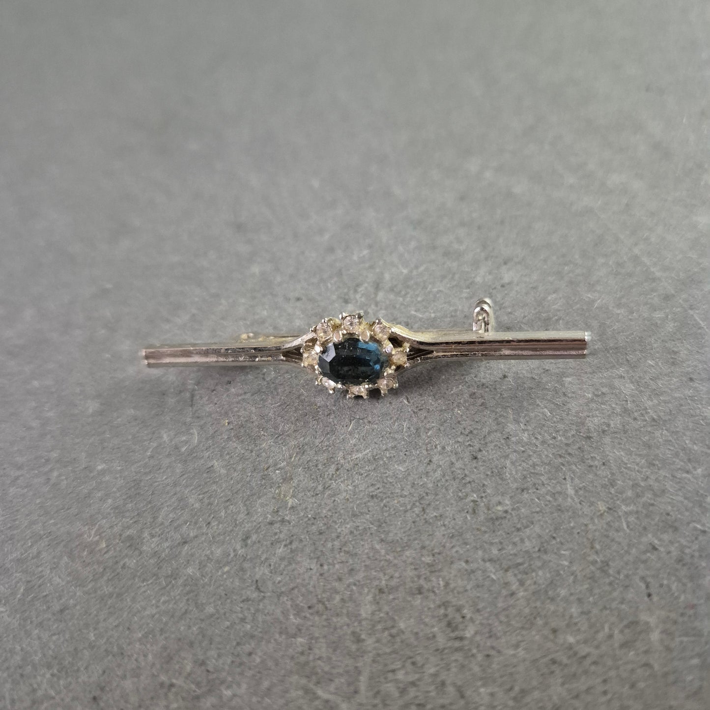 Elegante Vintage Bar Brosche Silberfarben mit Dunklem Stein