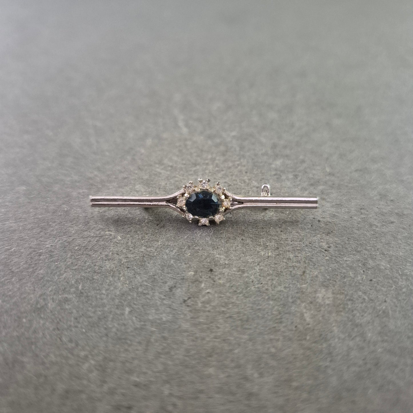 Elegante Vintage Bar Brosche Silberfarben mit Dunklem Stein