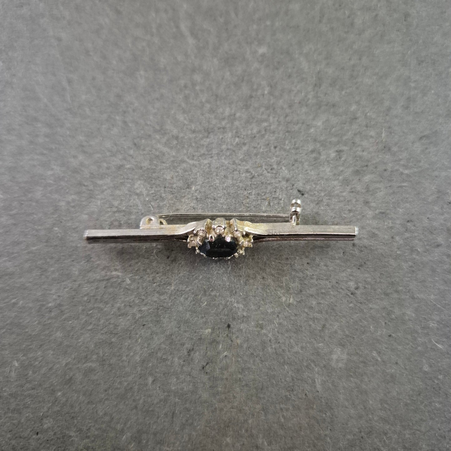 Elegante Vintage Bar Brosche Silberfarben mit Dunklem Stein