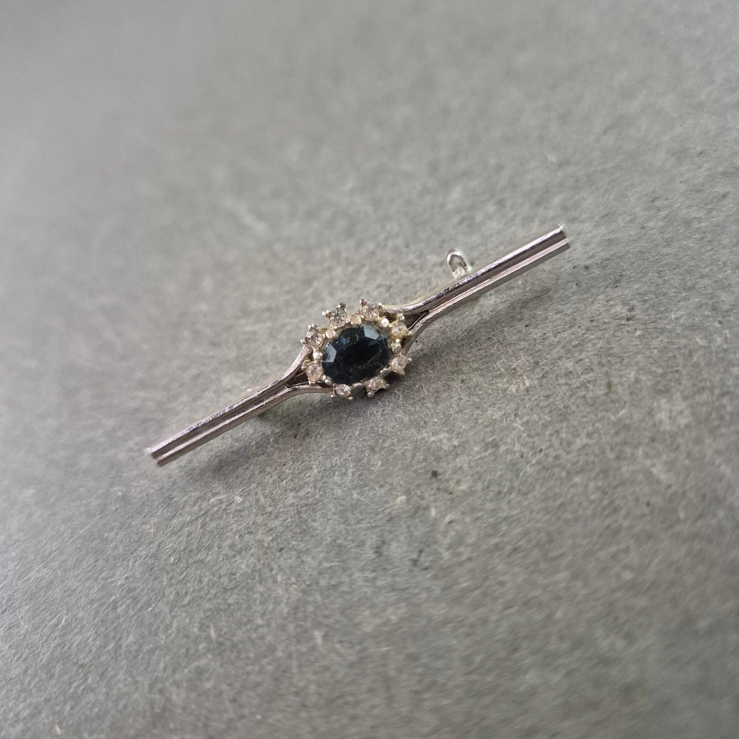 Elegante Vintage Bar Brosche Silberfarben mit Dunklem Stein