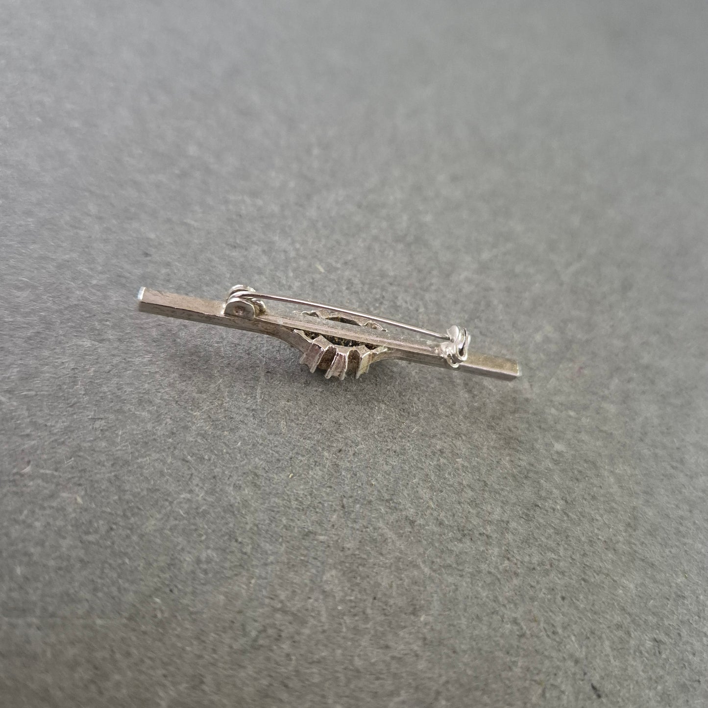 Elegante Vintage Bar Brosche Silberfarben mit Dunklem Stein