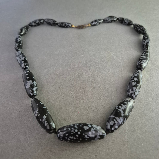 Auffällige Damen Halskette aus Schneeflockenobsidian – Naturstein-Look