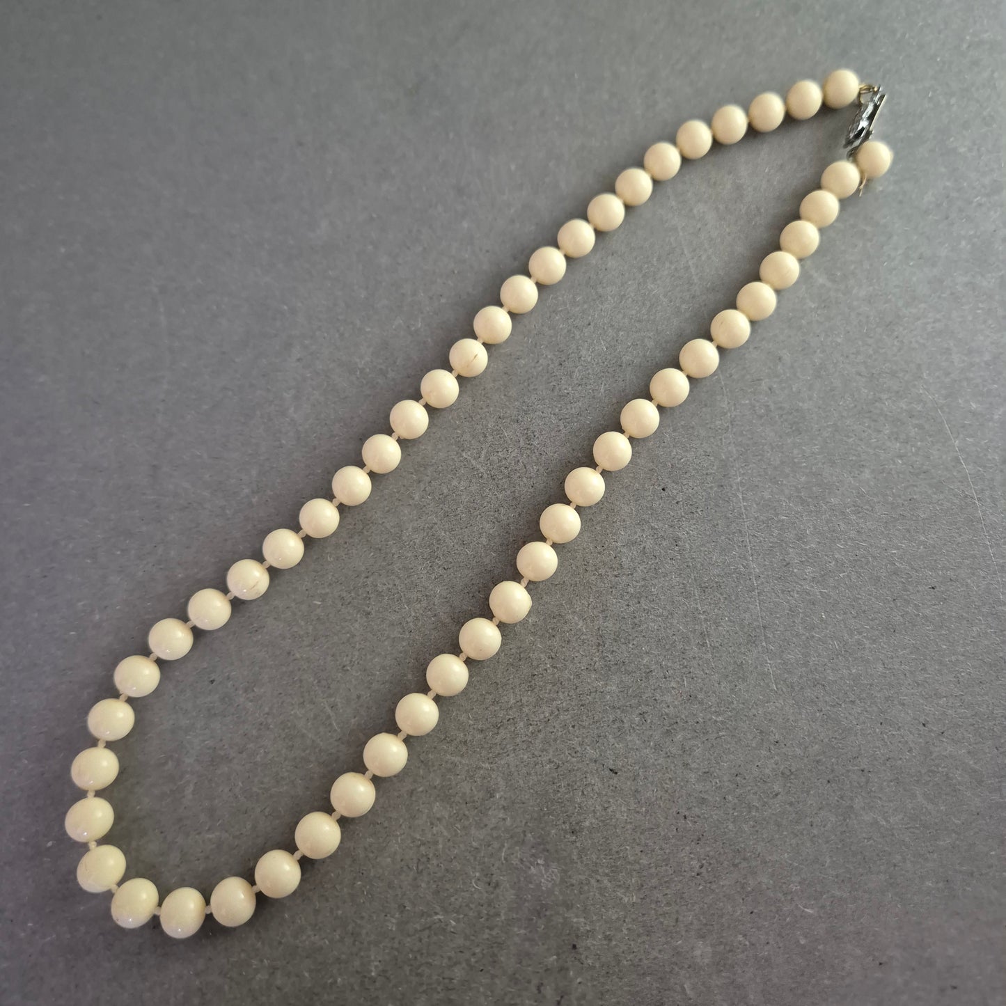 Klassische Perlen Halskette mit 925er Verschluss – Cremeton für Eleganz