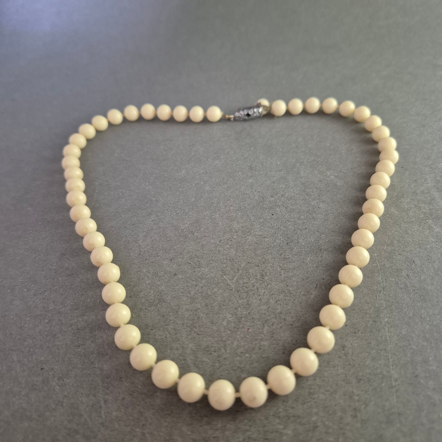 Klassische Perlen Halskette mit 925er Verschluss – Cremeton für Eleganz