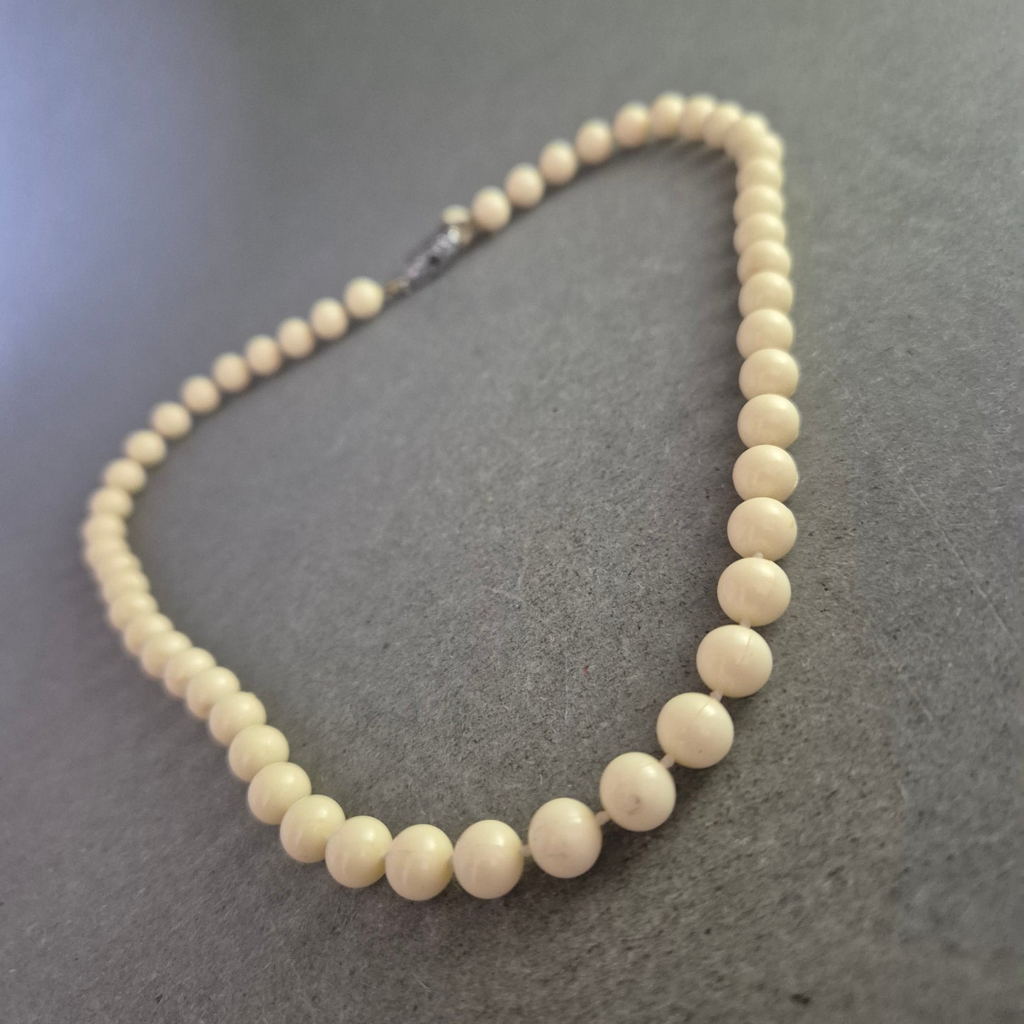 Klassische Perlen Halskette mit 925er Verschluss – Cremeton für Eleganz