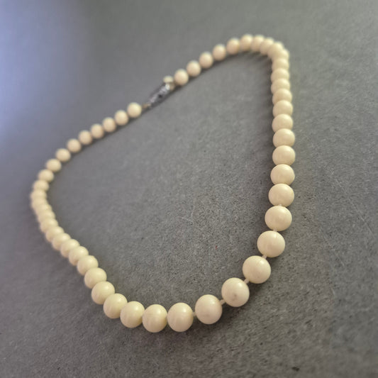 Klassische Perlen Halskette mit 925er Verschluss – Cremeton für Eleganz