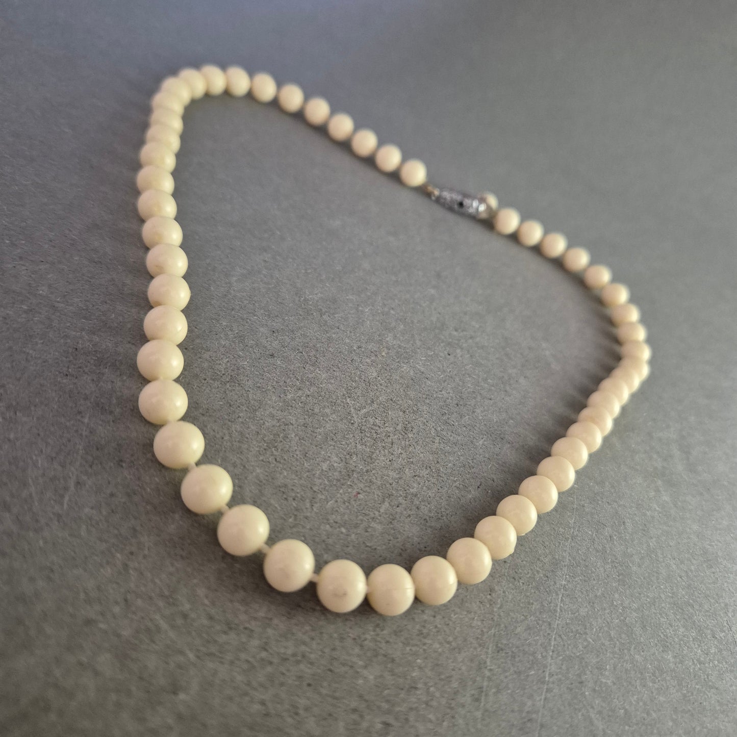 Klassische Perlen Halskette mit 925er Verschluss – Cremeton für Eleganz