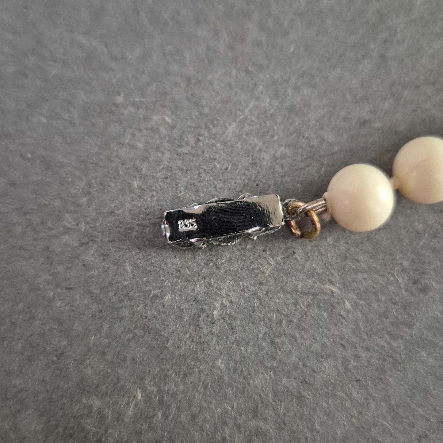 Klassische Perlen Halskette mit 925er Verschluss – Cremeton für Eleganz