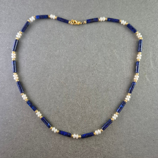 Edle Halskette mit Lapis und Perlen – Blauer Stein trifft Eleganz