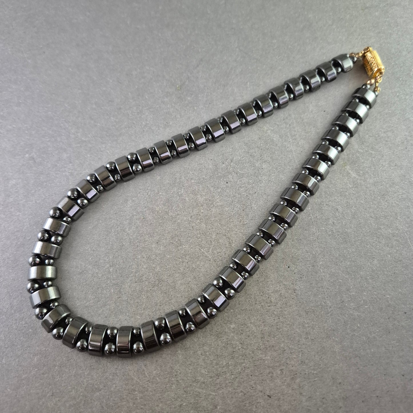 Massive Hämatit Halskette – Glänzender Look mit goldfarbenem Verschluss