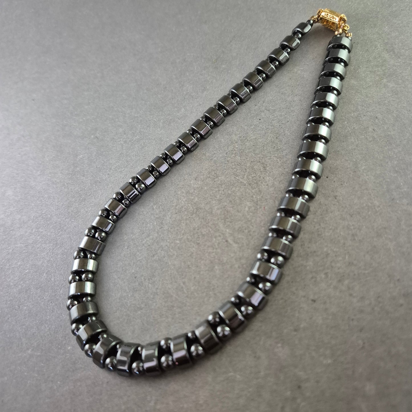 Massive Hämatit Halskette – Glänzender Look mit goldfarbenem Verschluss