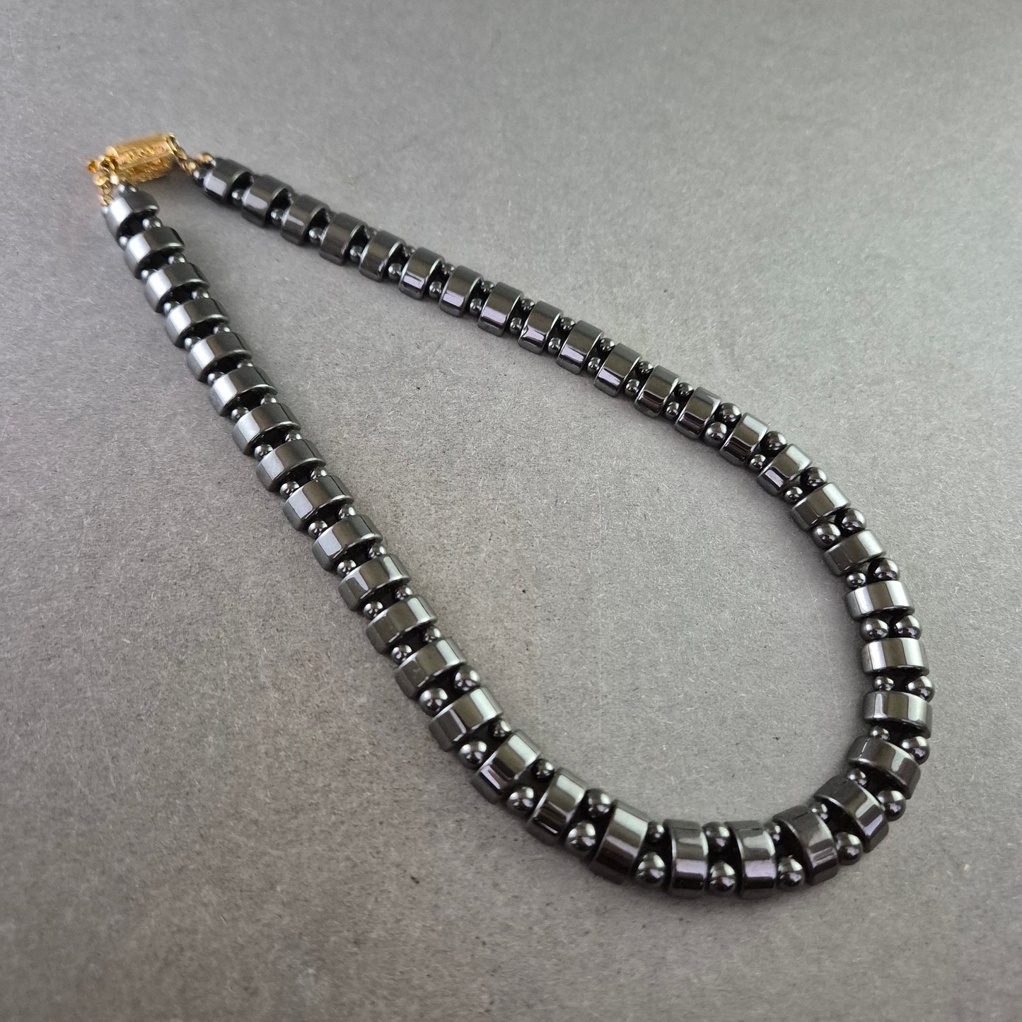 Massive Hämatit Halskette – Glänzender Look mit goldfarbenem Verschluss