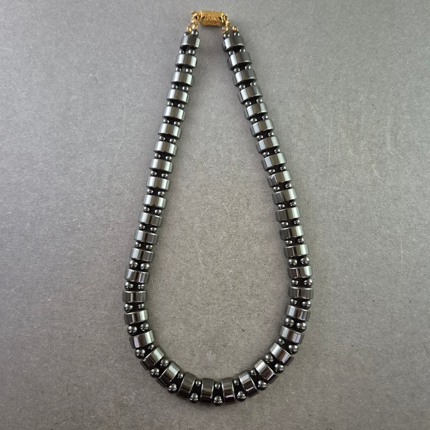 Massive Hämatit Halskette – Glänzender Look mit goldfarbenem Verschluss