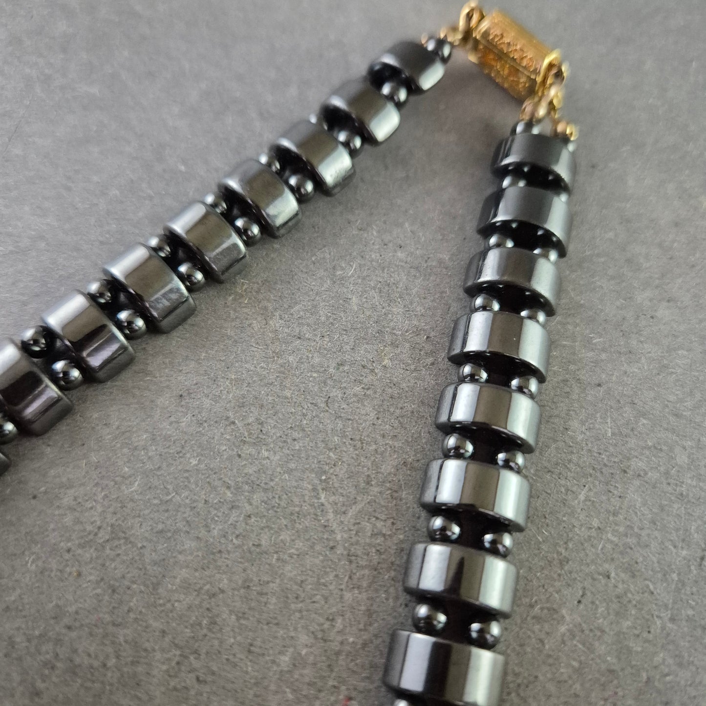 Massive Hämatit Halskette – Glänzender Look mit goldfarbenem Verschluss