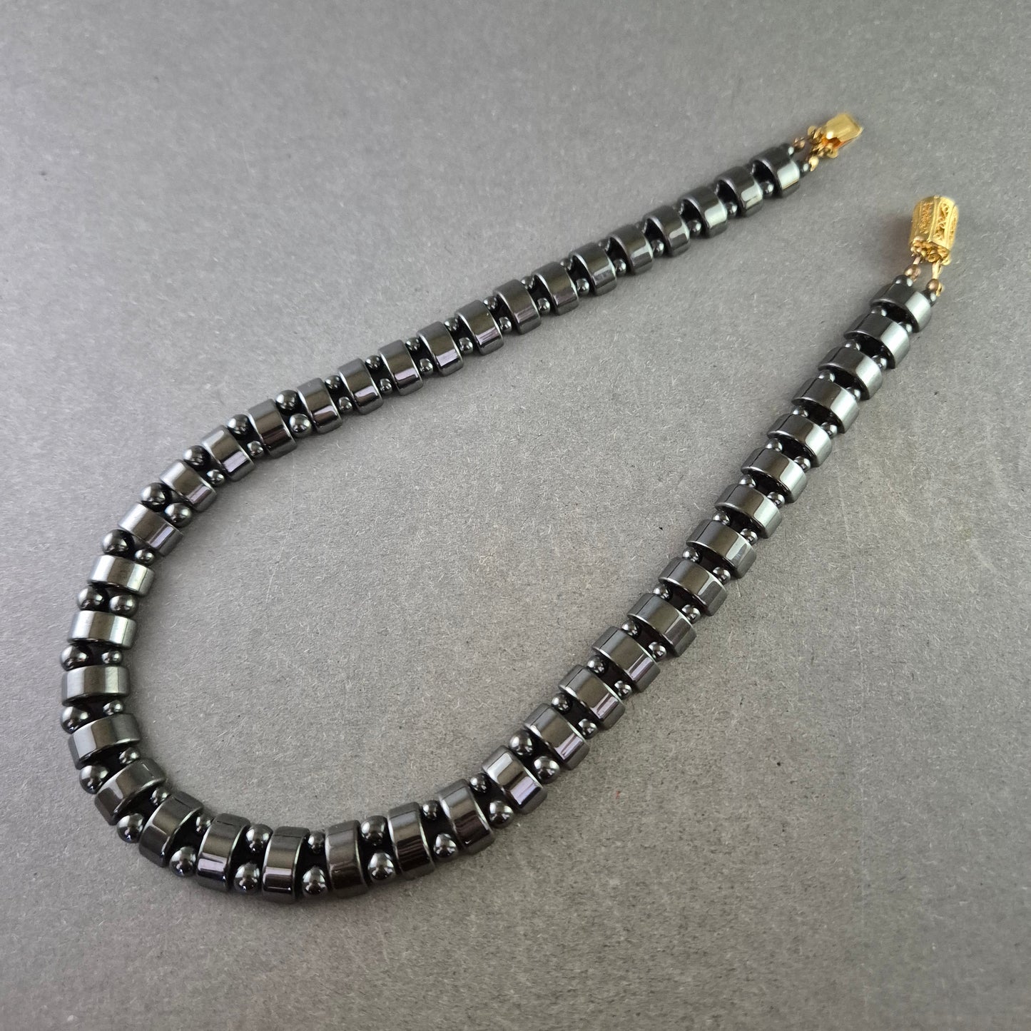 Massive Hämatit Halskette – Glänzender Look mit goldfarbenem Verschluss