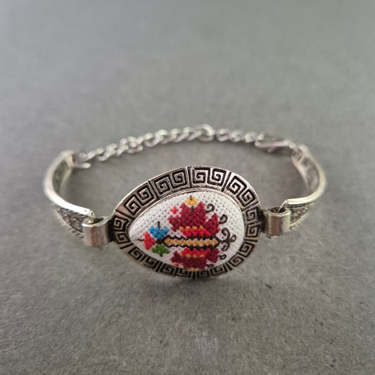 Silberfarbenes Armband mit Stickerei – Ethno-Charme & Handwerkskunst