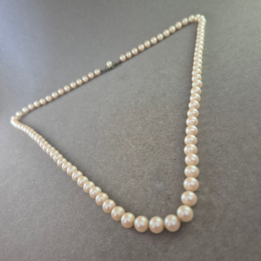Elegante Perlen Halskette – Klassische Schönheit mit Steckverschluss