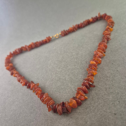 Natur Bernstein Splitterkette – Warme Farbtöne & organische Struktur