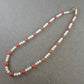 Elegante Perlen-Korallen Halskette – Klassisch mit Farbakzent