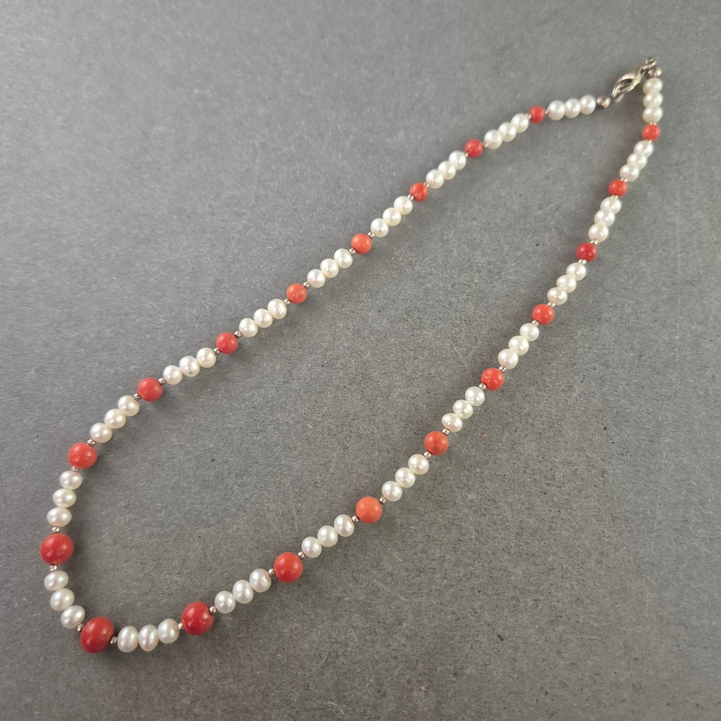 Elegante Perlen-Korallen Halskette – Klassisch mit Farbakzent