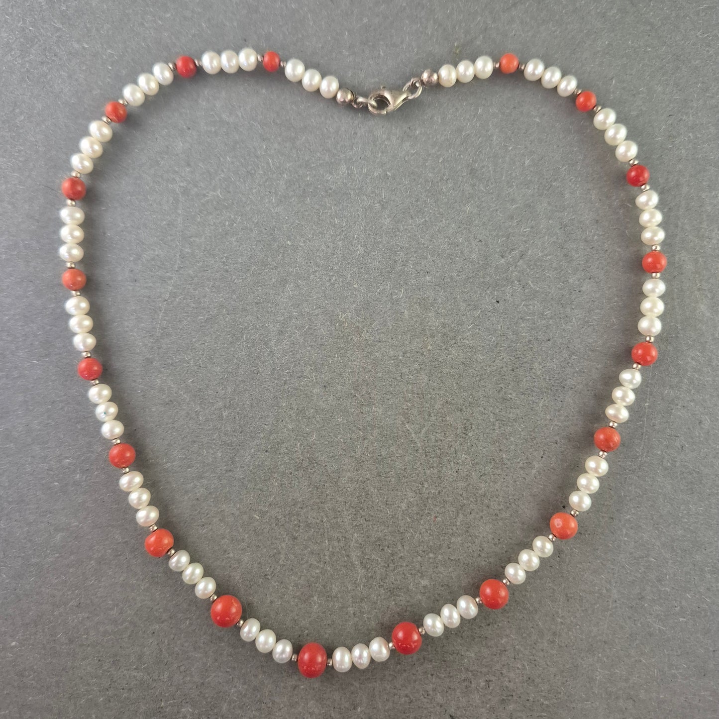 Elegante Perlen-Korallen Halskette – Klassisch mit Farbakzent