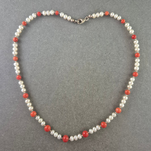 Elegante Perlen-Korallen Halskette – Klassisch mit Farbakzent