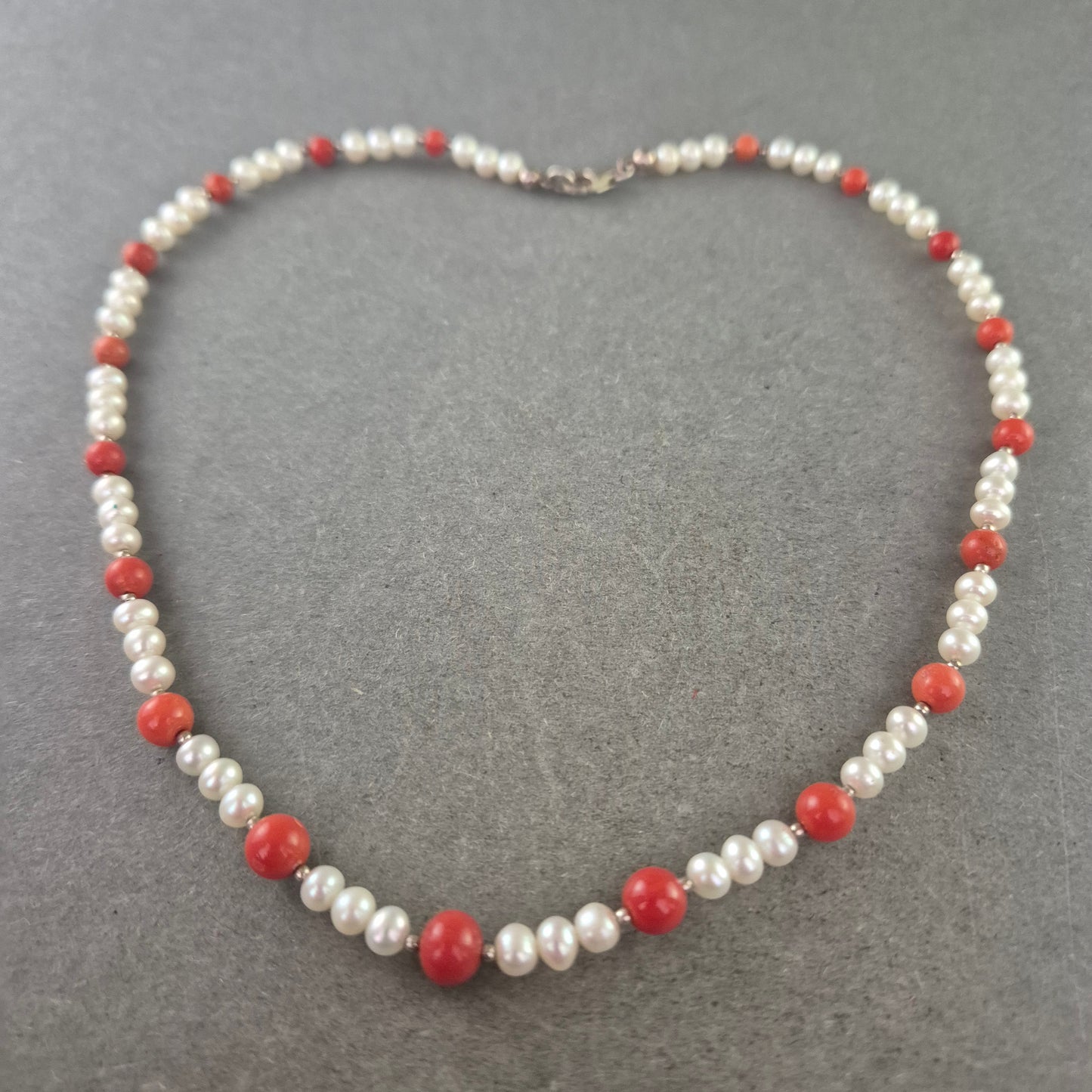 Elegante Perlen-Korallen Halskette – Klassisch mit Farbakzent