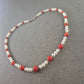 Elegante Perlen-Korallen Halskette – Klassisch mit Farbakzent