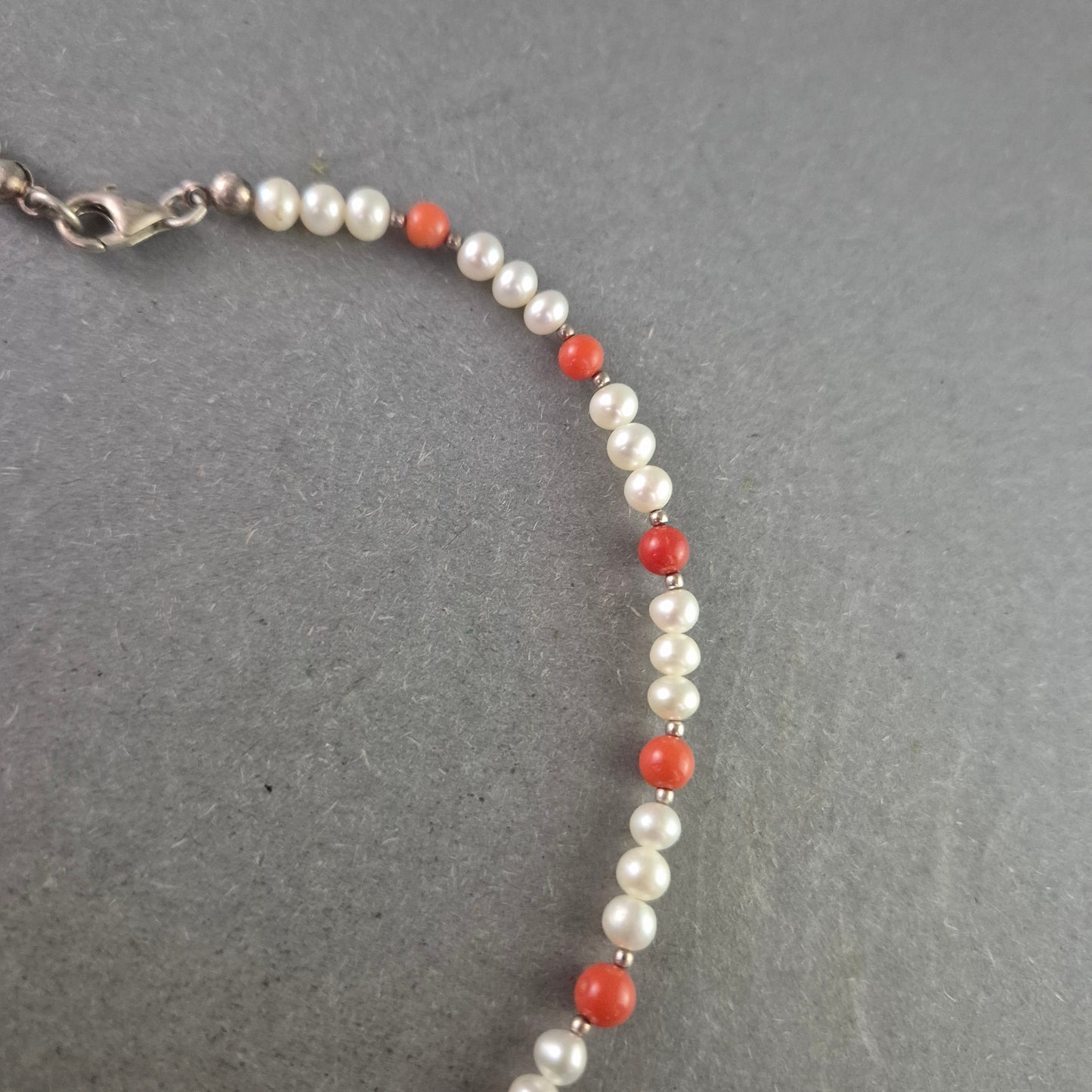 Elegante Perlen-Korallen Halskette – Klassisch mit Farbakzent