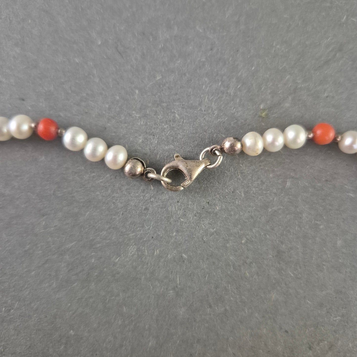 Elegante Perlen-Korallen Halskette – Klassisch mit Farbakzent