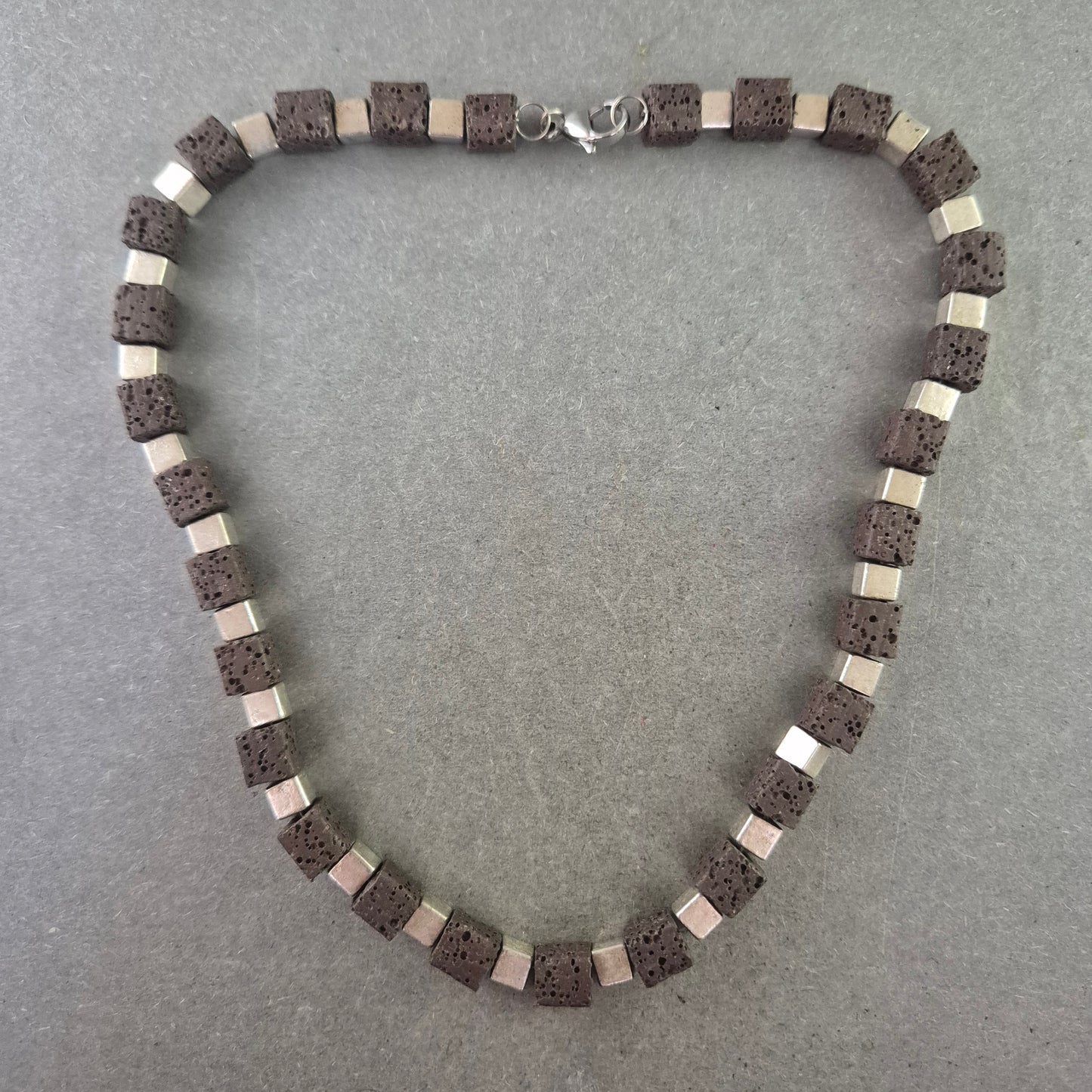 Modische Halskette mit Lava- und Metallwürfeln – Natur trifft auf Design