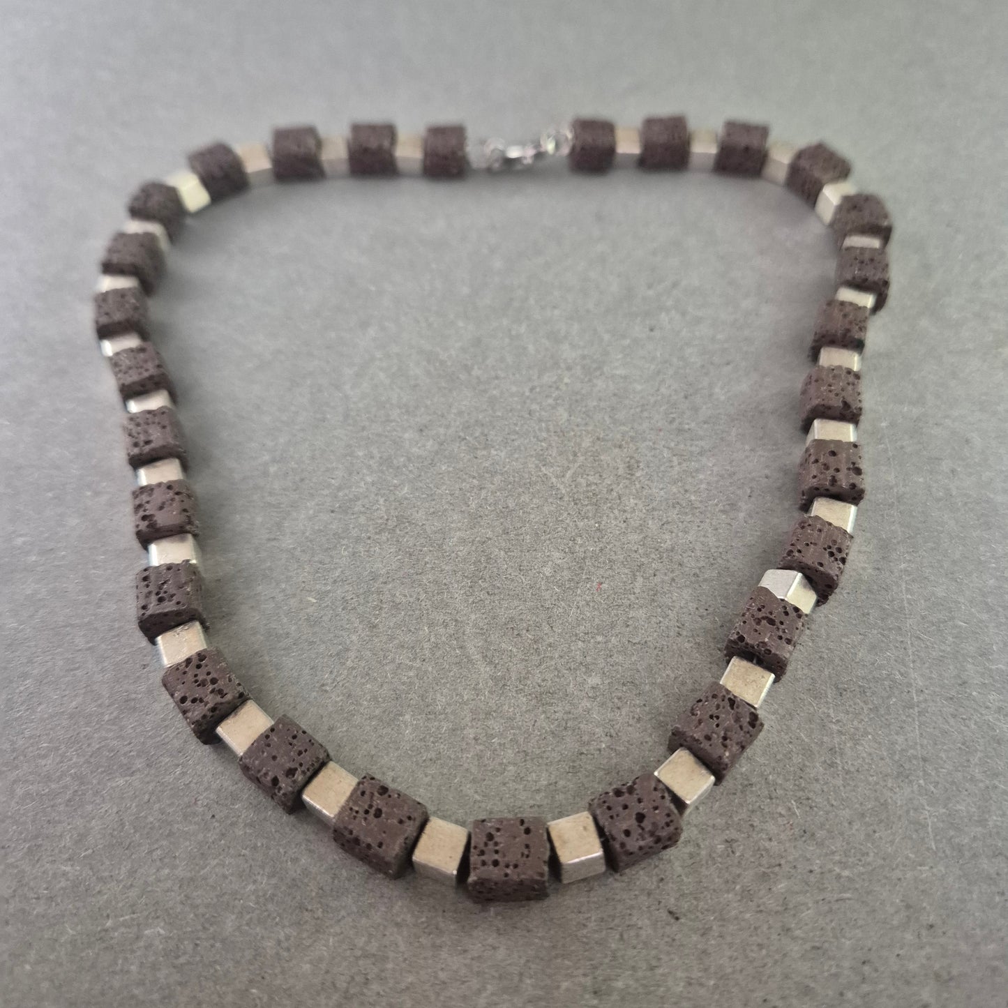 Modische Halskette mit Lava- und Metallwürfeln – Natur trifft auf Design