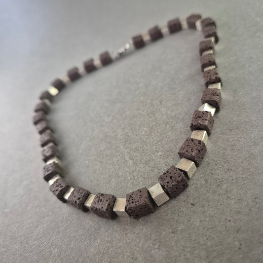 Modische Halskette mit Lava- und Metallwürfeln – Natur trifft auf Design