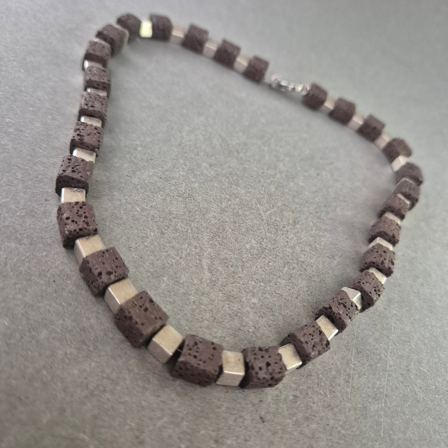 Modische Halskette mit Lava- und Metallwürfeln – Natur trifft auf Design