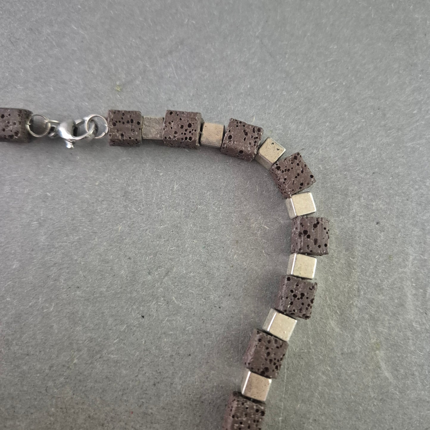 Modische Halskette mit Lava- und Metallwürfeln – Natur trifft auf Design