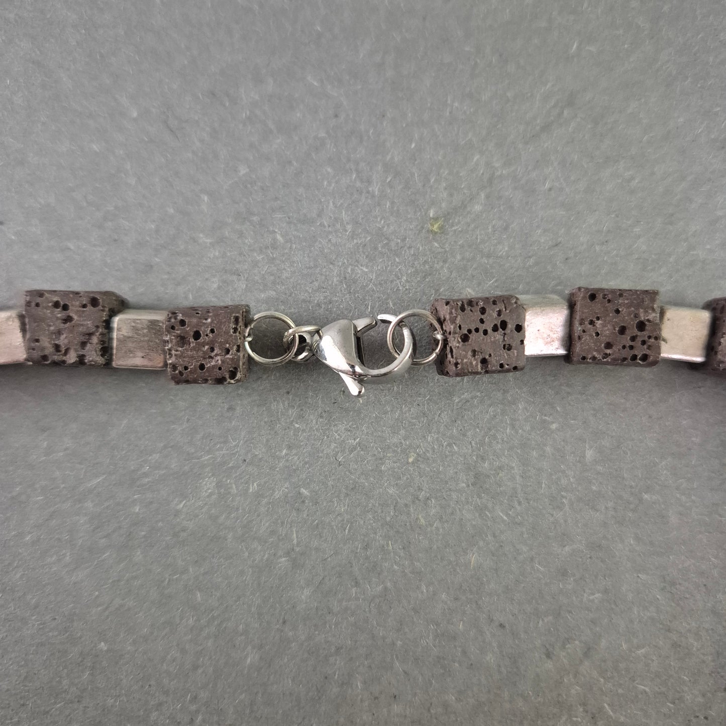 Modische Halskette mit Lava- und Metallwürfeln – Natur trifft auf Design